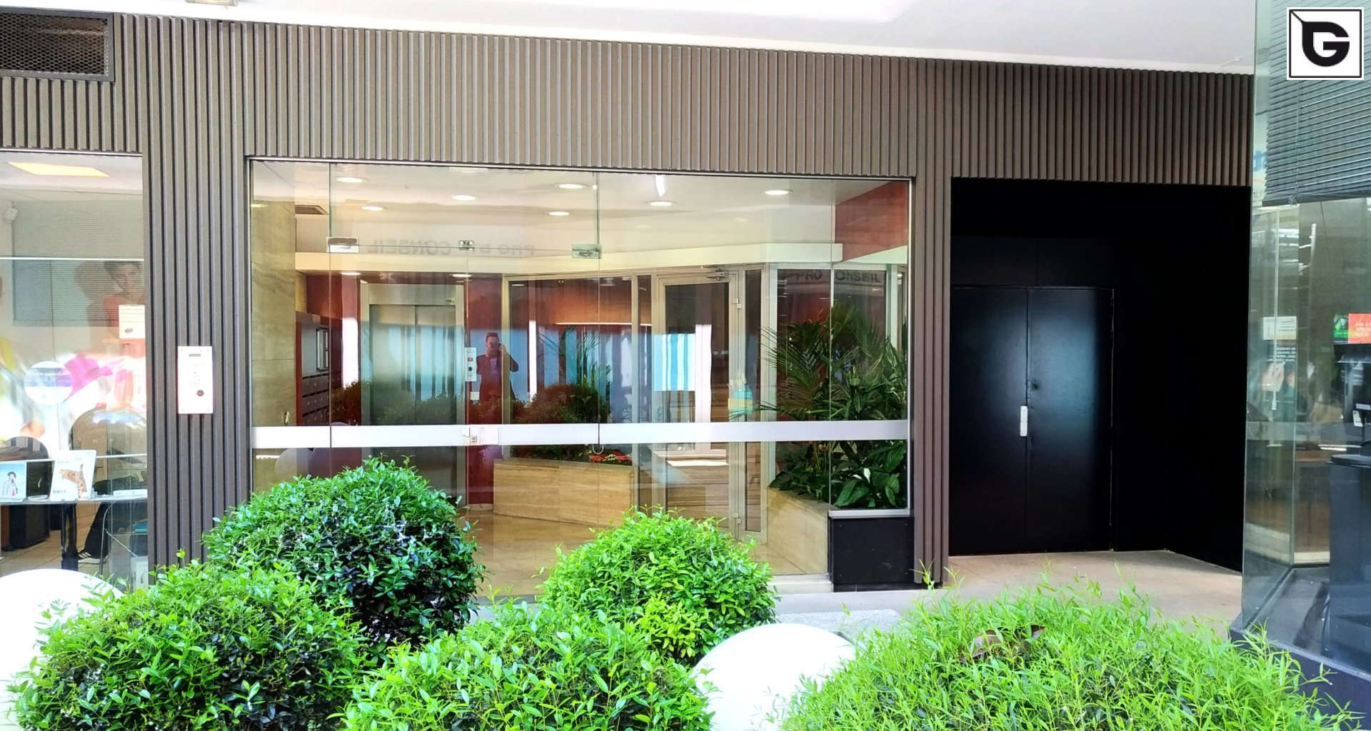 Kaufmännische Gebäude_Offene Fassadenverkleidung - verti._Einkaufszentrum