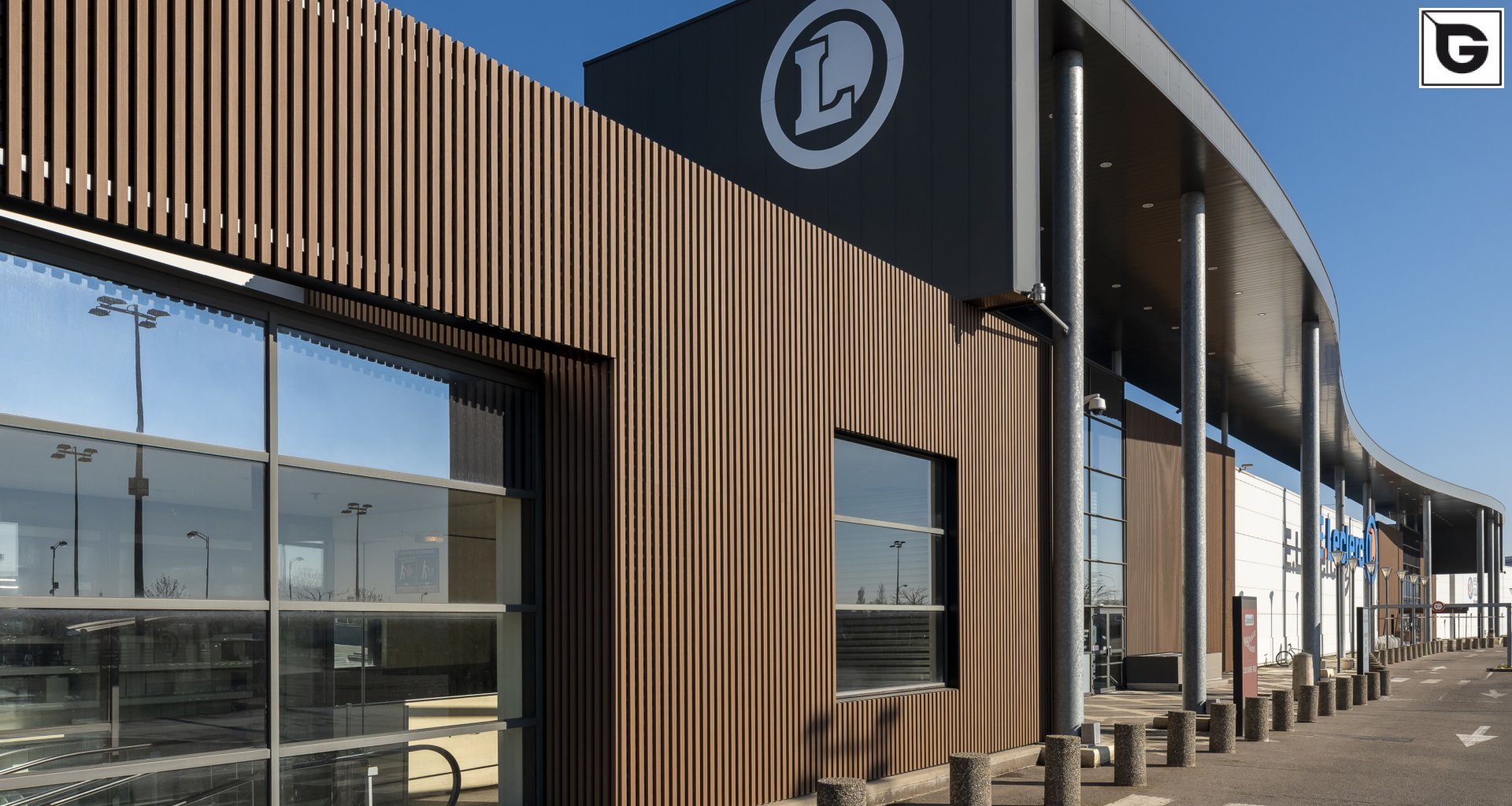 Kaufmännische Gebäude_Offene Fassadenverkleidung - verti._Einkaufszentrum