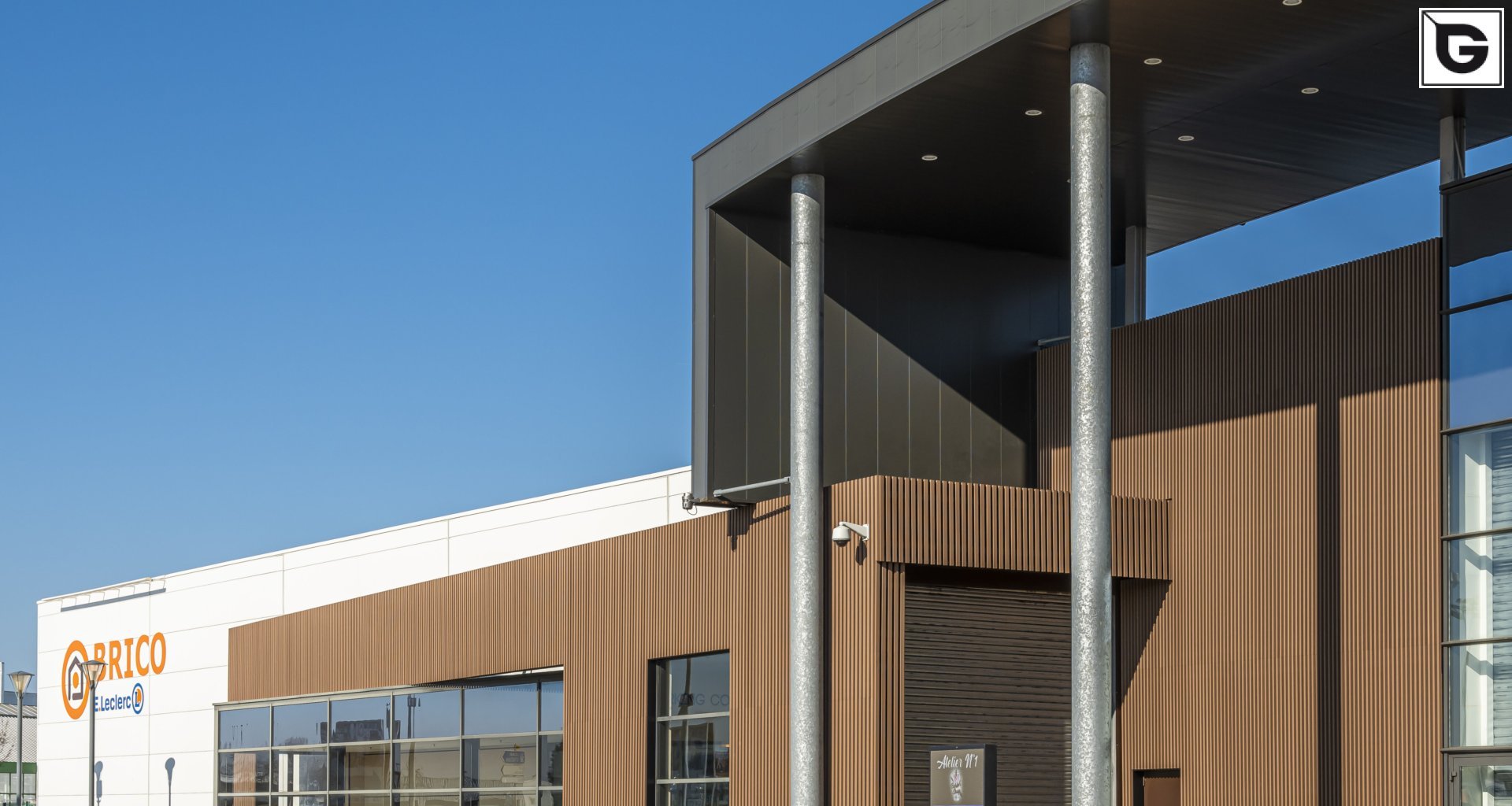 Kaufmännische Gebäude_Offene Fassadenverkleidung - verti._Einkaufszentrum