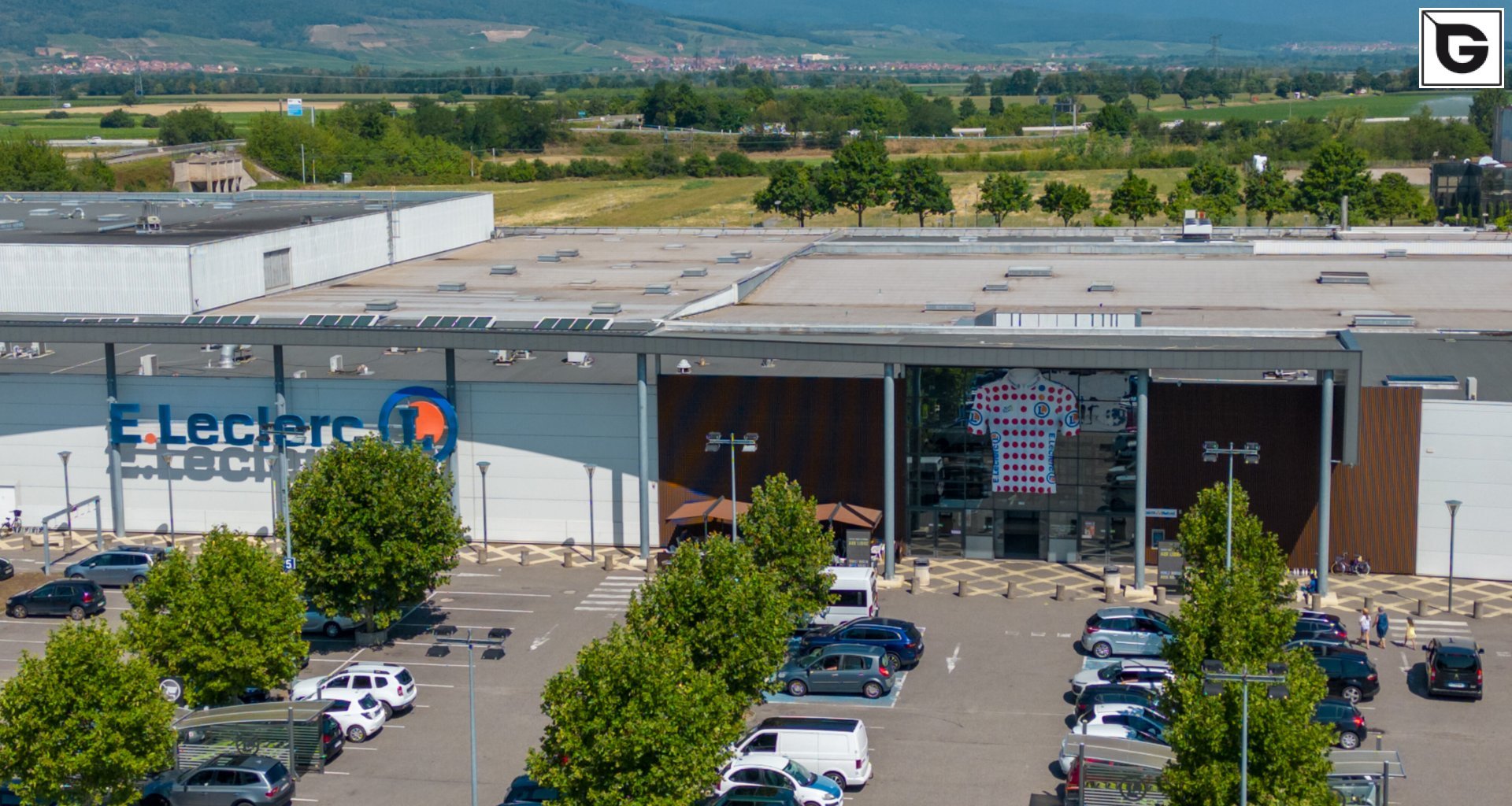 Kaufmännische Gebäude_Offene Fassadenverkleidung - verti._Einkaufszentrum