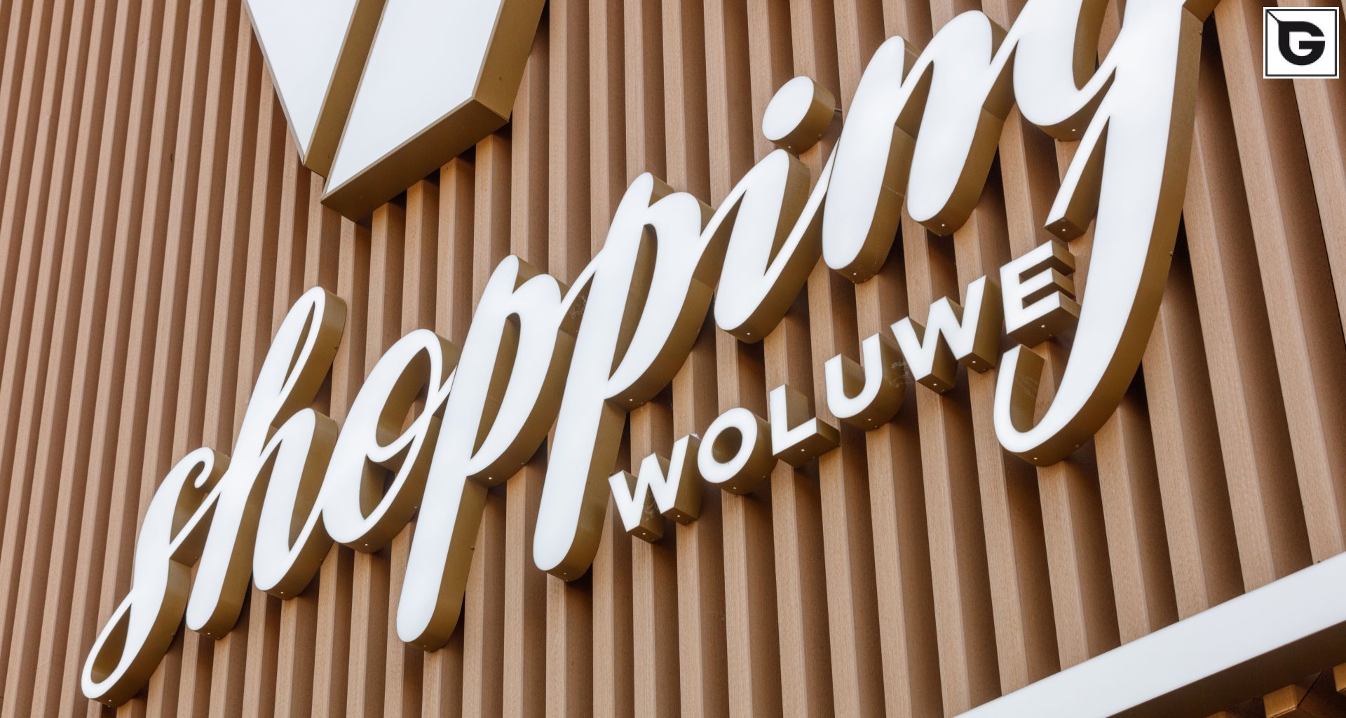 Kaufmännische Gebäude_Offene Fassadenverkleidung - verti._Einkaufszentrum