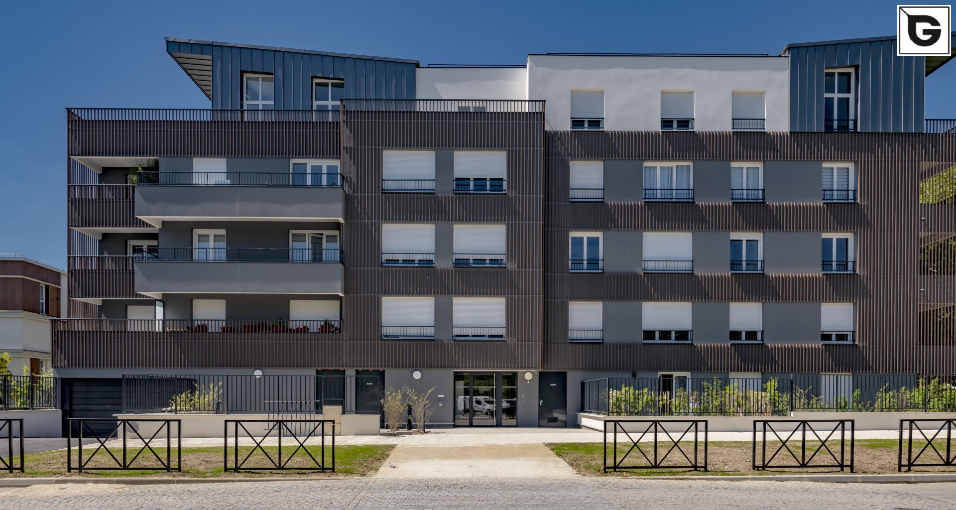 Wohngebäude_Geländer_Wohnhaus