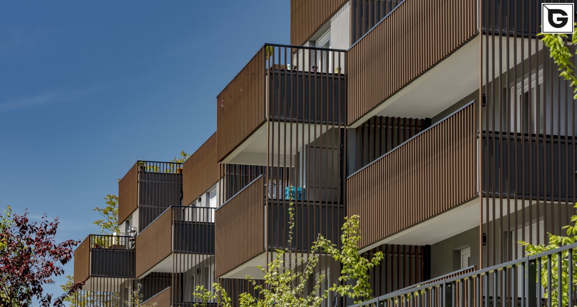 Wohngebäude_Geländer_Wohnhaus