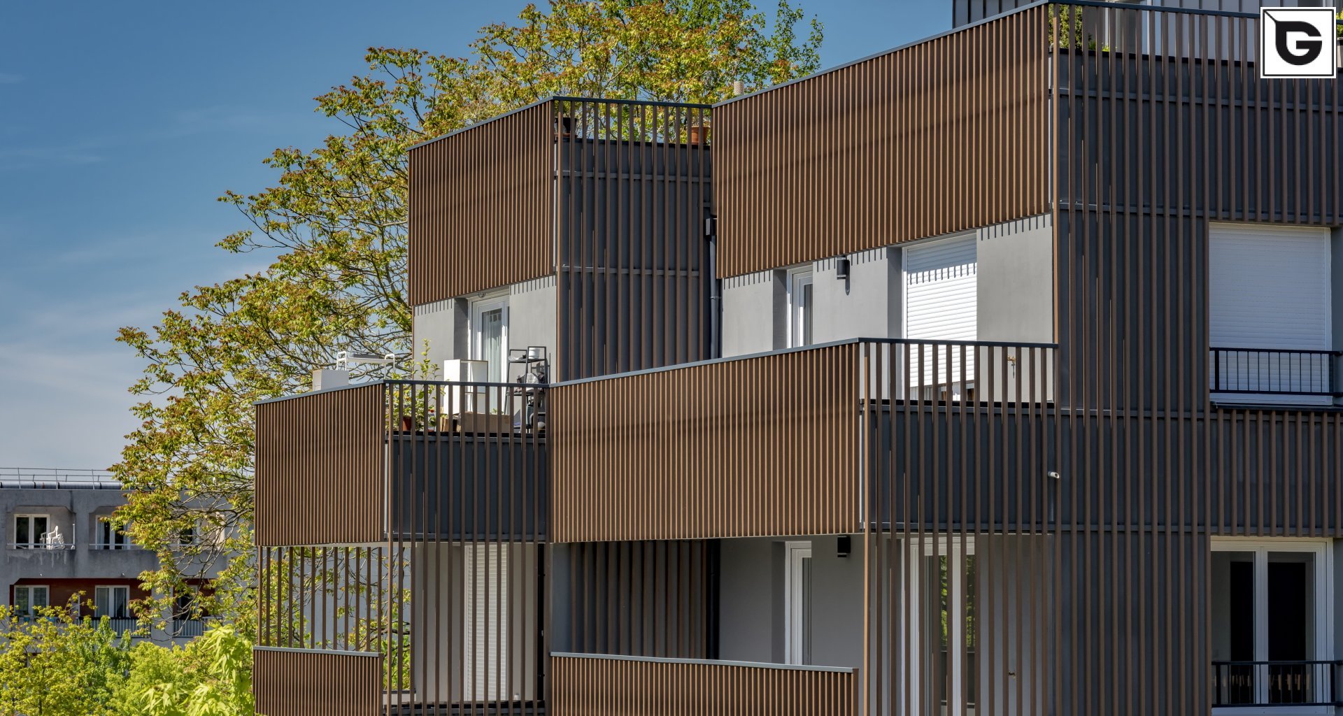 Wohngebäude_Geländer_Wohnhaus