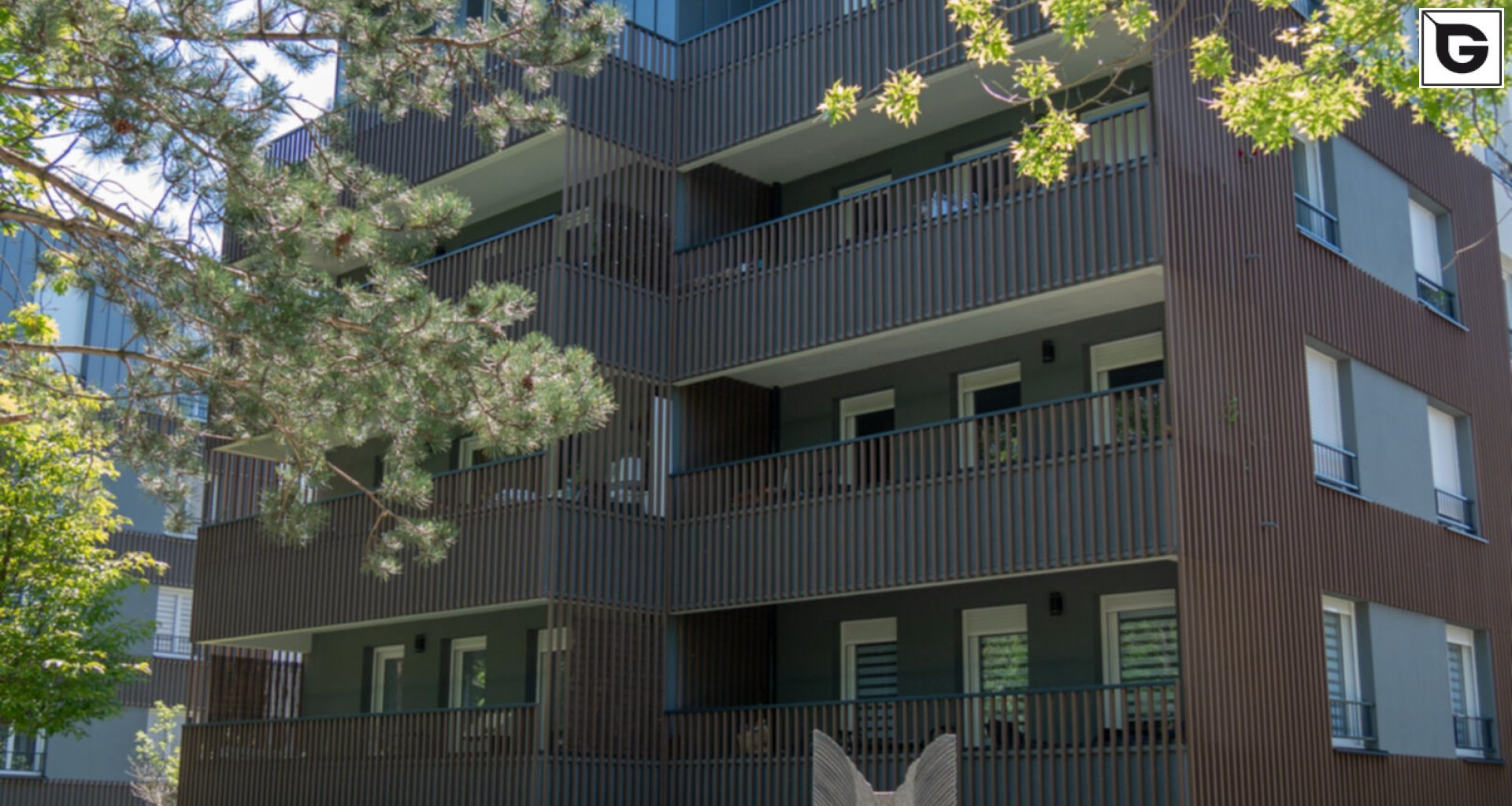 Wohngebäude_Geländer_Wohnhaus