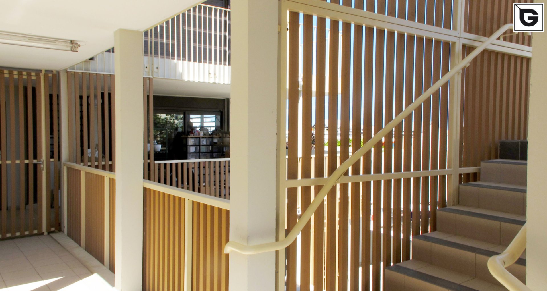 Wohngebäude_Geländer_Wohnhaus