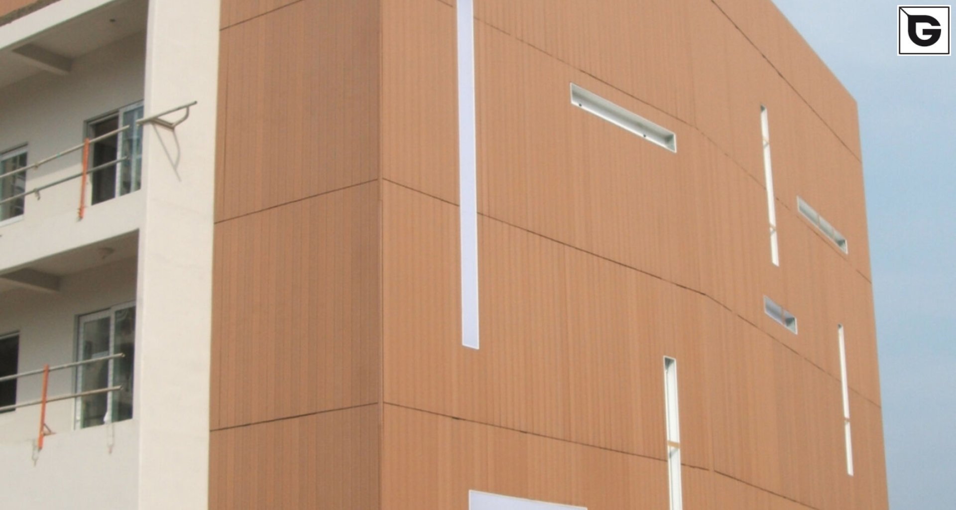 Wohngebäude_Fassadenverkleidung - vertikal_Wohnhaus