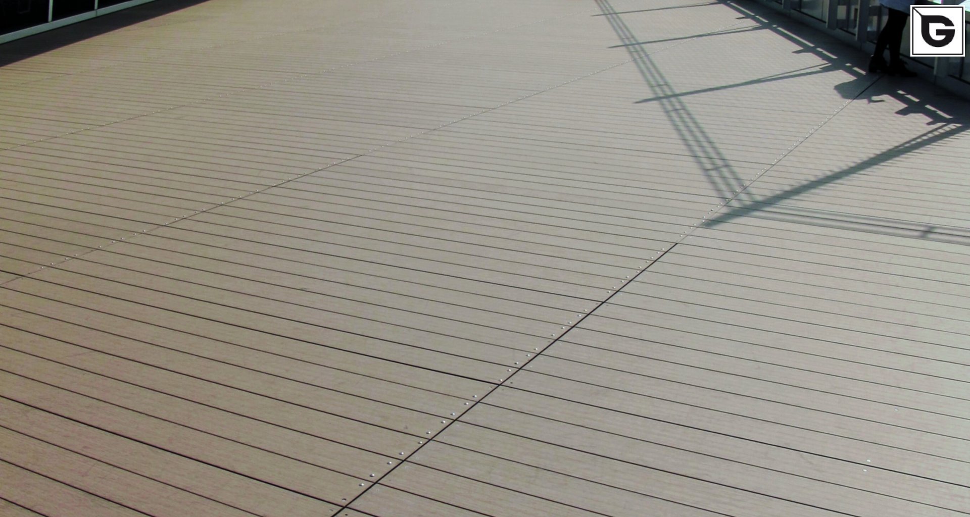 Transport-Einrichtungen_Terrasse Gewerbliche Nutzung_Vorzeigeprojekte - WPC holz 