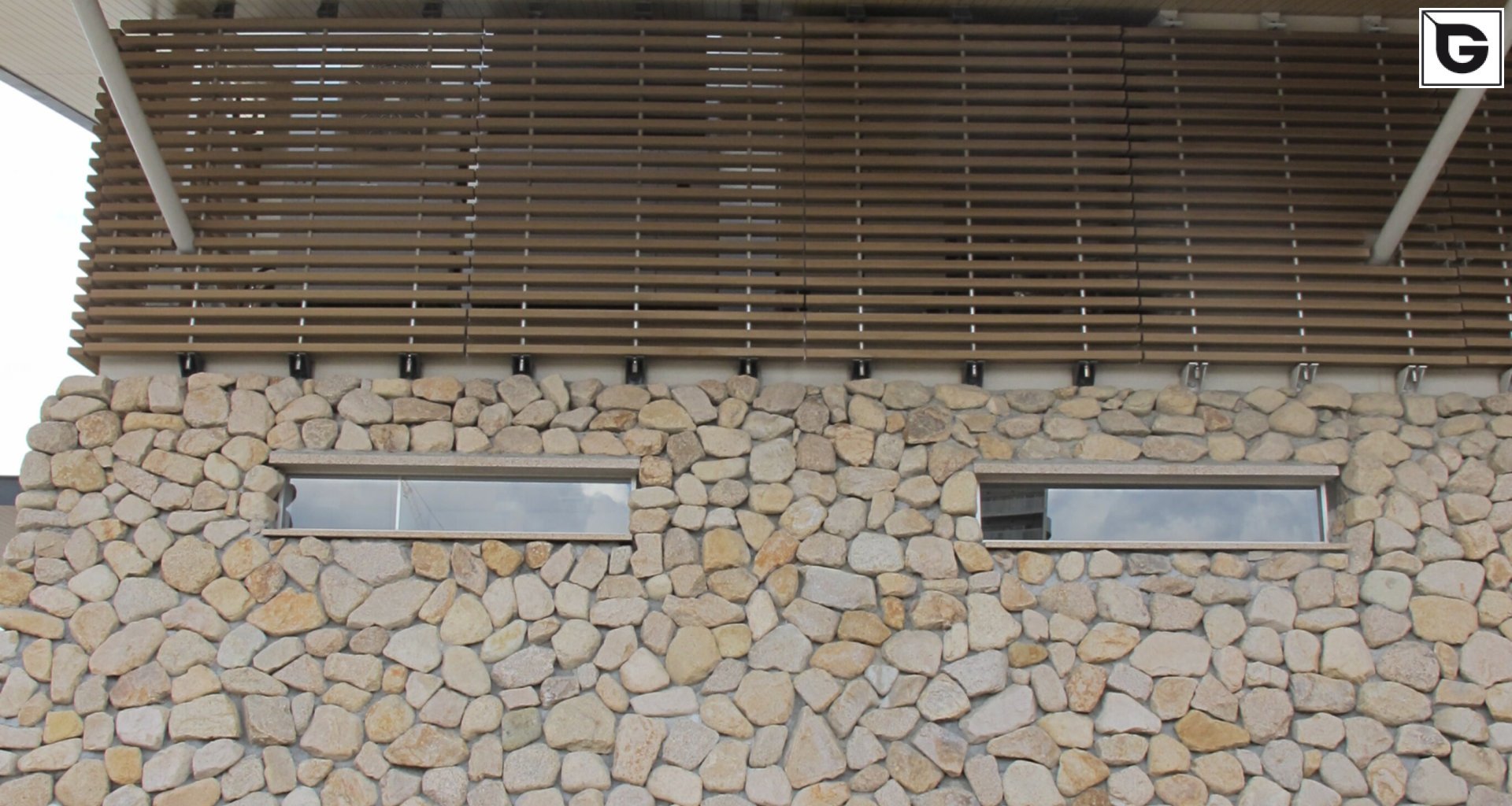 Transport-Einrichtungen_Horizontal Sonnenschutz, jalousien_Am Wasser entlang