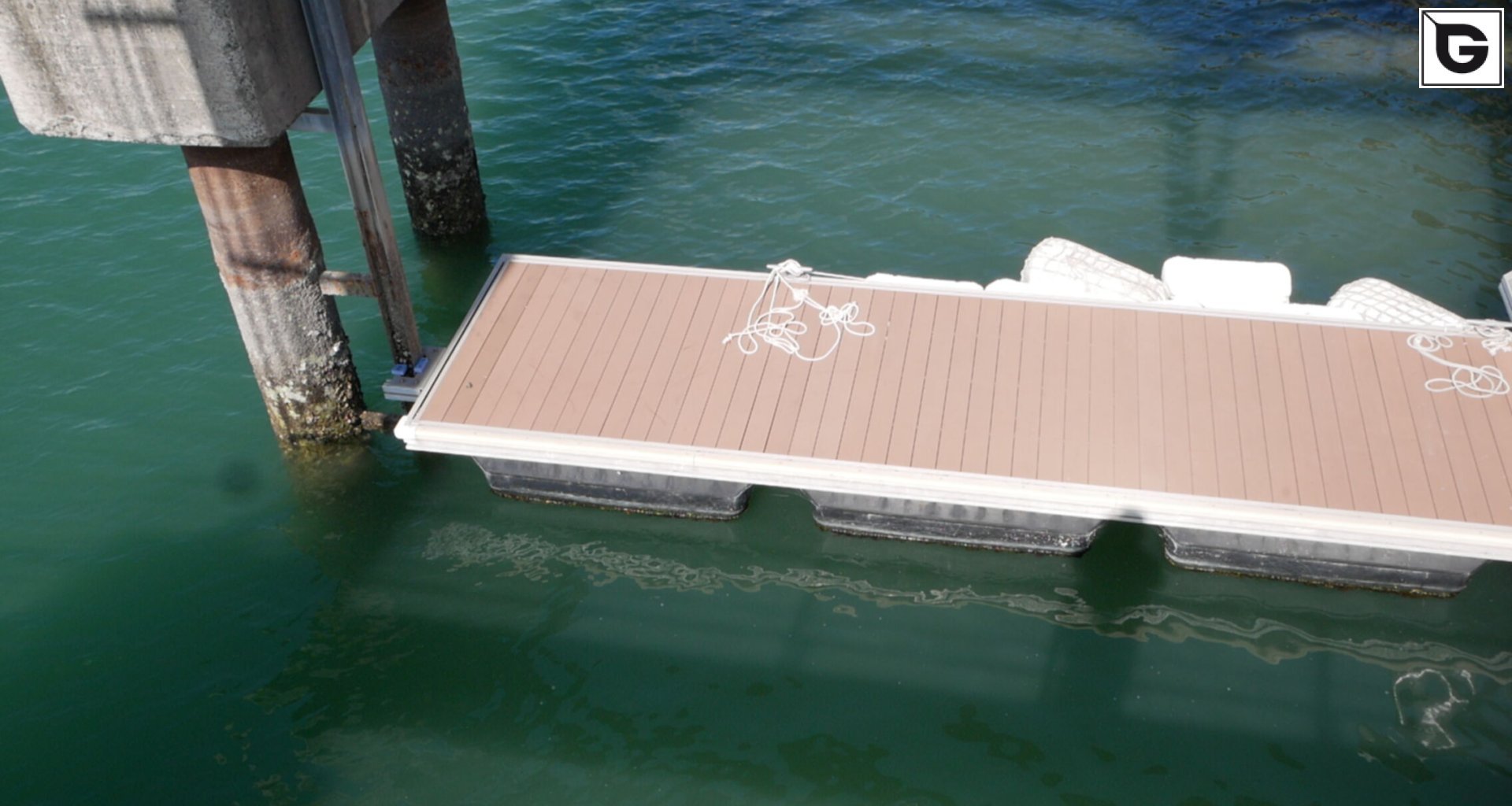 Transport-Einrichtungen_Stege, Bootsanleger_Am Wasser entlang