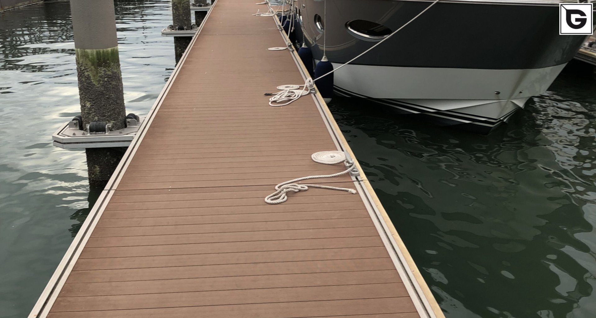 Transport-Einrichtungen_Stege, Bootsanleger_Am Wasser entlang