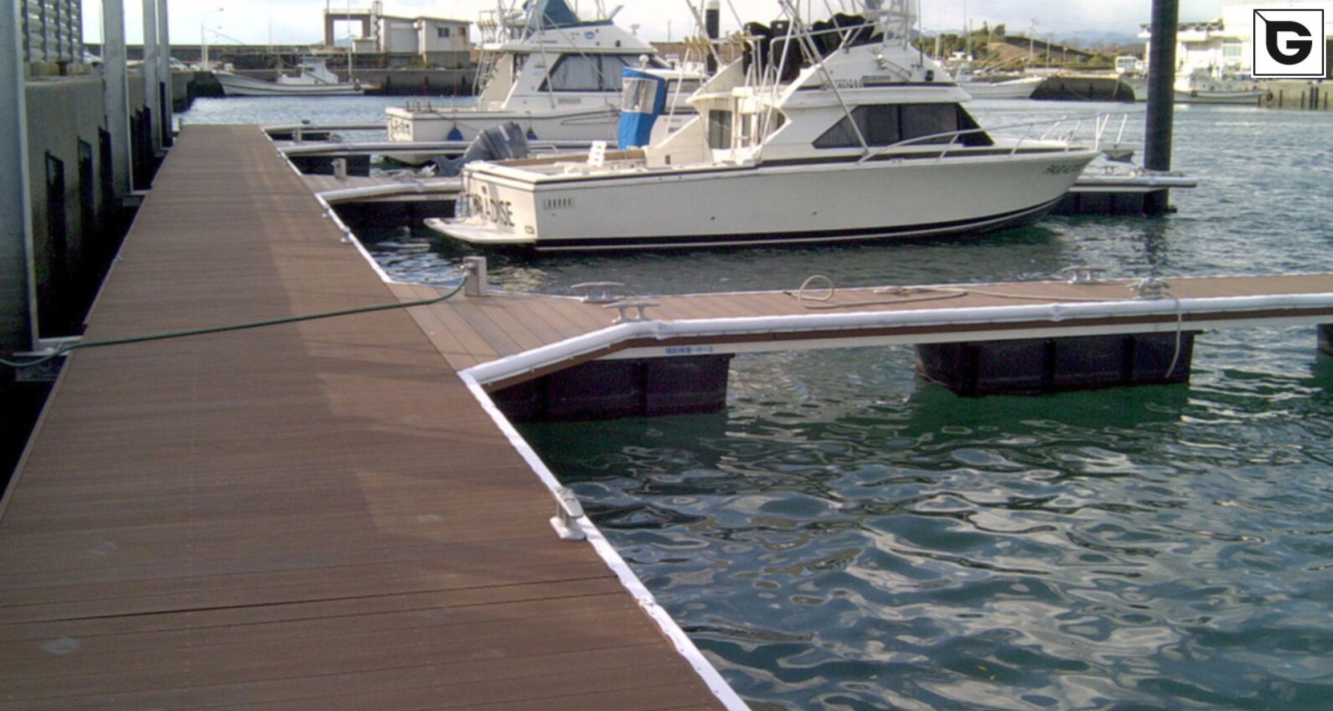 Transport-Einrichtungen_Stege, Bootsanleger_Am Wasser entlang