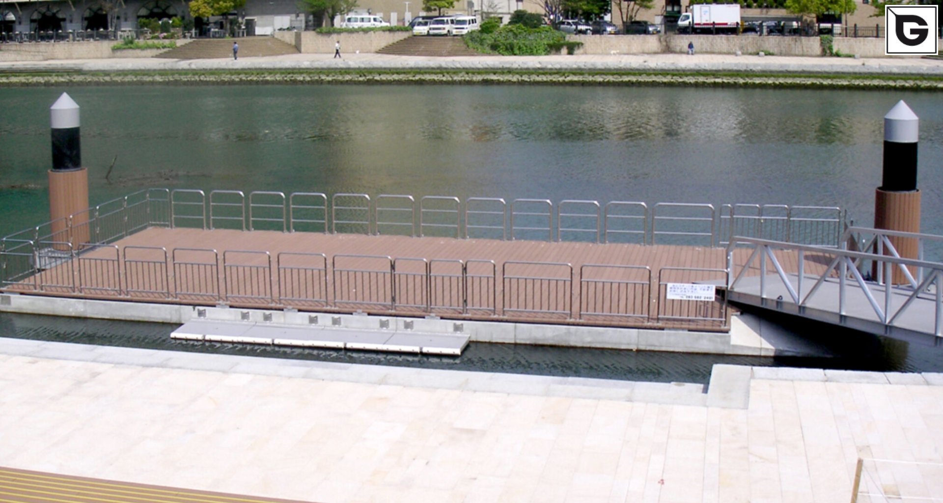 Transport-Einrichtungen_Stege, Bootsanleger_Am Wasser entlang