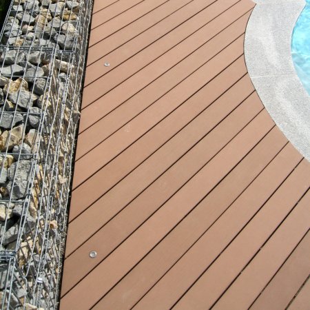 Einrichtungen_Schwimmbad deck_Am Wasser entlang