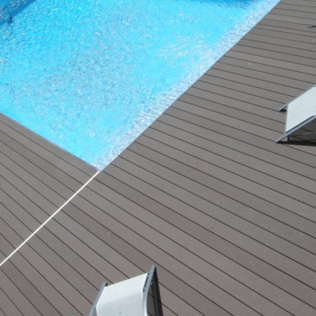 Einrichtungen_Schwimmbad deck_Am Wasser entlang