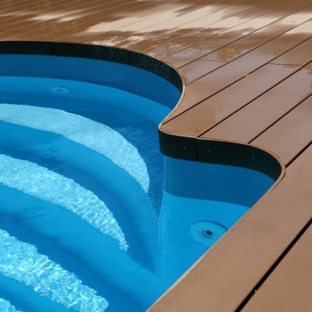 Einrichtungen_Schwimmbad deck_Am Wasser entlang