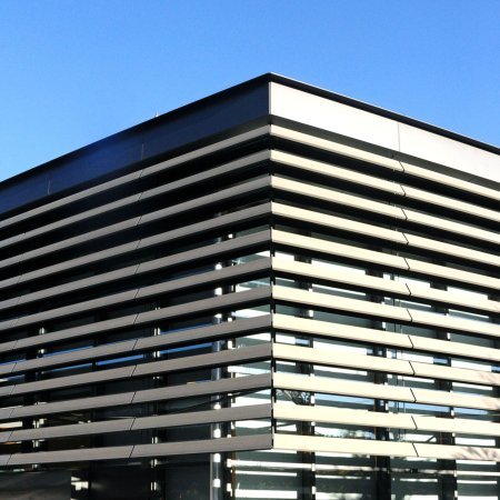 Institutionelle Einrichtungen_Horizontal Sonnenschutz, jalousien_Gebogene Profilen