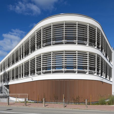 Institutionelle Einrichtungen_Offene Fassadenverkleidung - verti._Krankenhaus, Arztpraxis