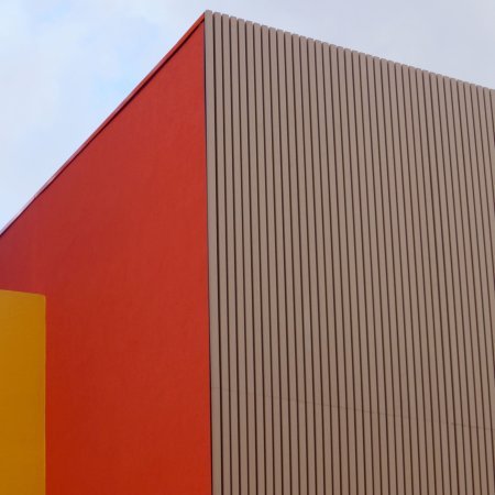 Institutionelle Einrichtungen_Offene Fassadenverkleidung - verti._Gebogene Profilen