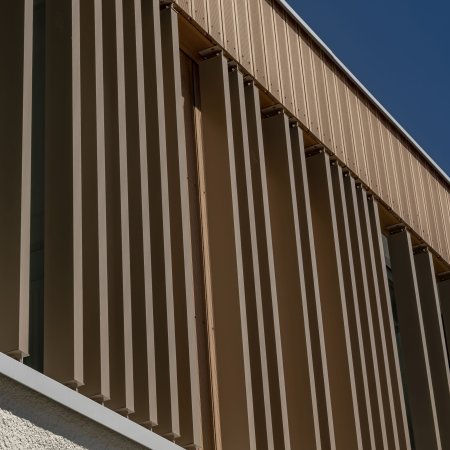 Institutionelle Einrichtungen_Vertical Sonnenschutz, jalousien_Gebogene Profilen