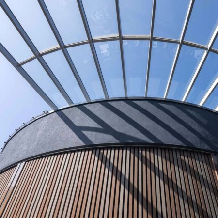 Kaufmännische Gebäude_Offene Fassadenverkleidung - verti._Einkaufszentrum