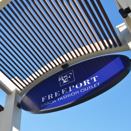 Kaufmännische Gebäude_Offene Fassadenverkleidung - verti._Einkaufszentrum