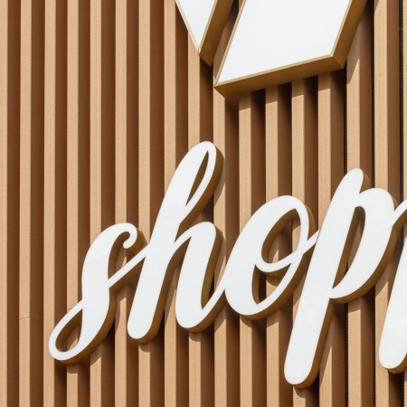 Kaufmännische Gebäude_Offene Fassadenverkleidung - verti._Einkaufszentrum