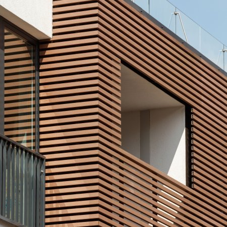 Wohngebäude_Offene Fassadenverkleidung - horiz._Wohnhaus