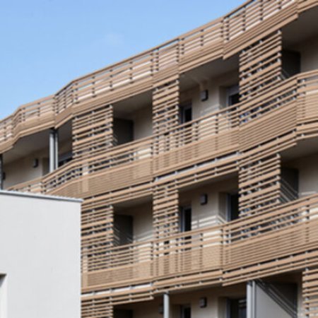 Wohngebäude_Geländer_Wohnhaus