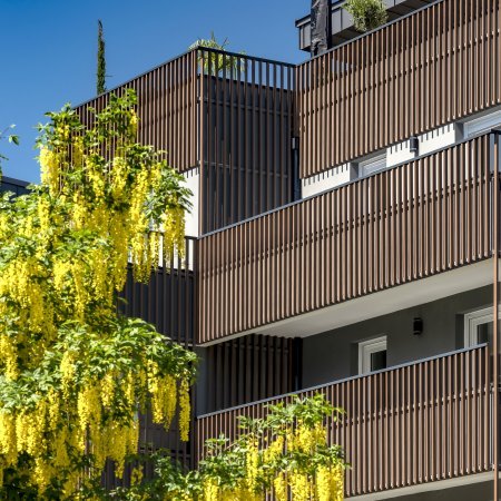 Wohngebäude_Geländer_Wohnhaus