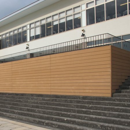 Transport-Einrichtungen_Fassadenverkleidung - horizontal_Am Wasser entlang