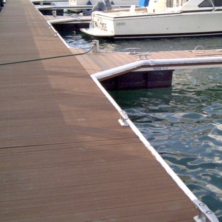 Transport-Einrichtungen_Stege, Bootsanleger_Am Wasser entlang