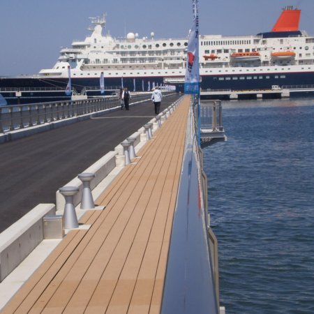 Transport-Einrichtungen_Stege, Bootsanleger_Am Wasser entlang